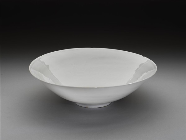 白釉錐拱龍紋葵口碗