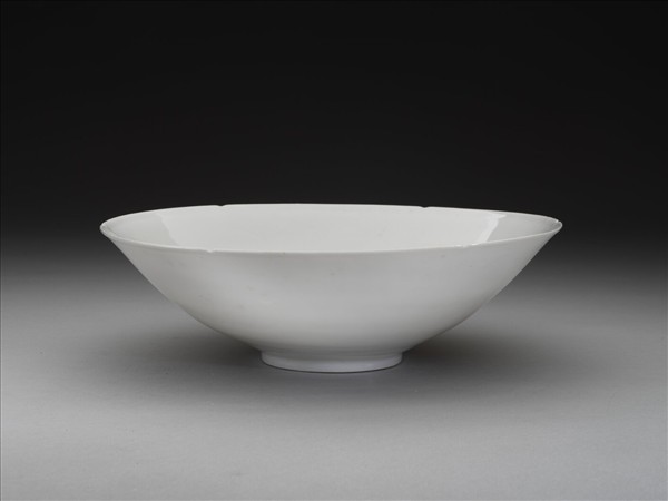 白釉錐拱龍紋葵口碗