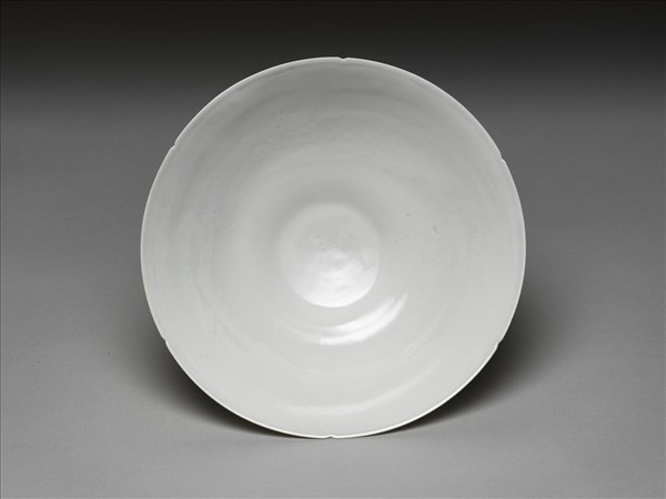 白釉錐拱龍紋葵口碗