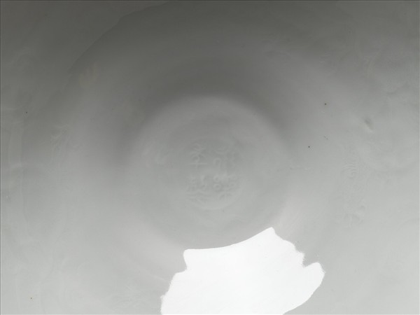 白釉錐拱龍紋葵口碗