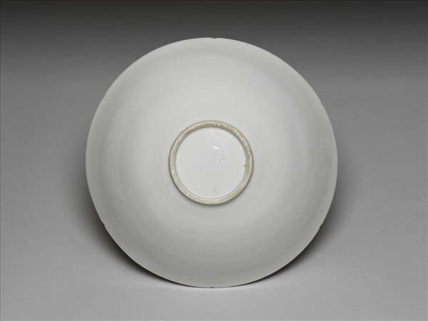 白釉錐拱龍紋葵口碗