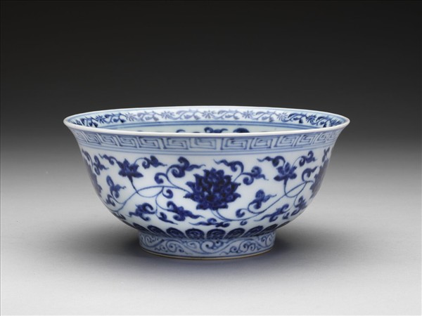 青花纏枝花卉紋碗