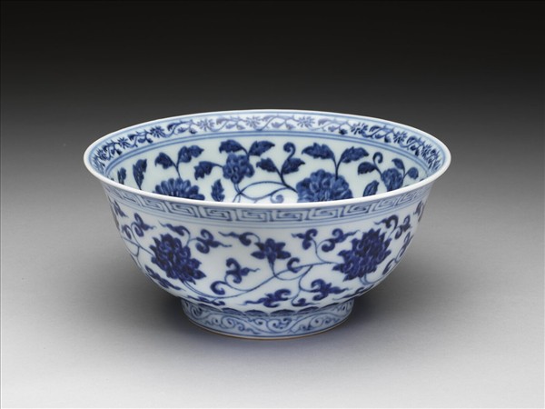 青花纏枝花卉紋碗