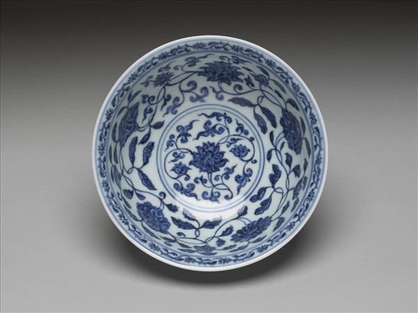 青花纏枝花卉紋碗