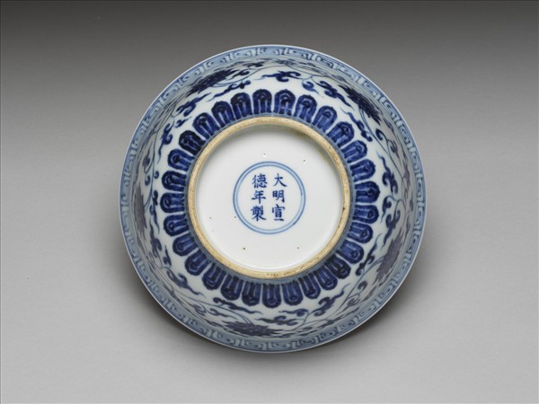 青花纏枝花卉紋碗