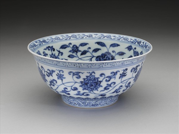 青花纏枝花卉紋碗