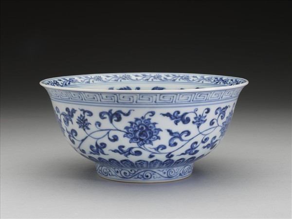 青花纏枝花卉紋碗