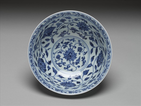 青花纏枝花卉紋碗