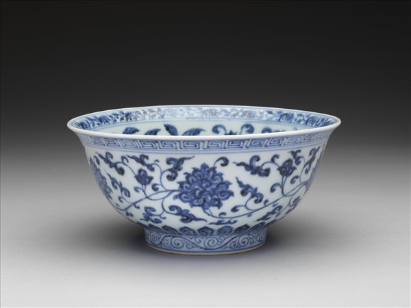 青花纏枝花卉紋碗