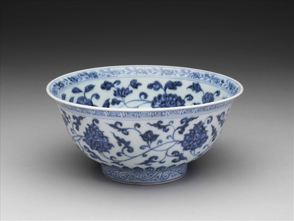 青花纏枝花卉紋碗
