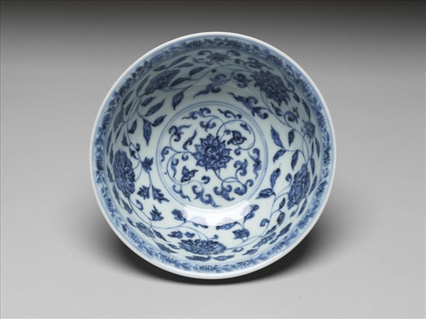 青花纏枝花卉紋碗