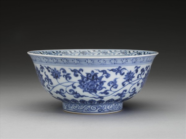 青花纏枝花卉紋碗