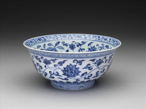 青花纏枝花卉紋碗