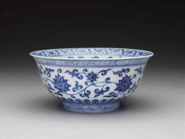青花纏枝花卉紋碗