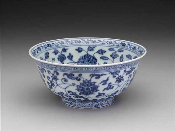 青花纏枝花卉紋碗