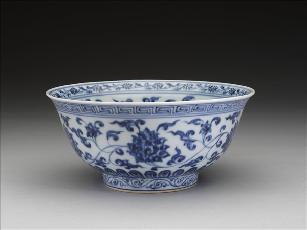 青花纏枝花卉紋碗