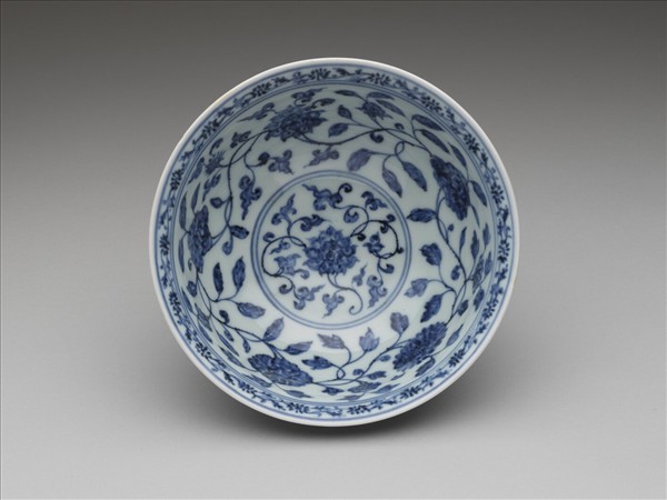 青花纏枝花卉紋碗