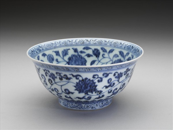 青花纏枝花卉紋碗