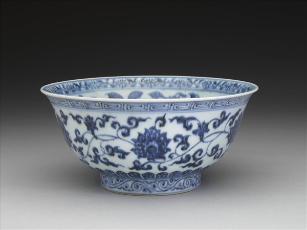 青花纏枝花卉紋碗