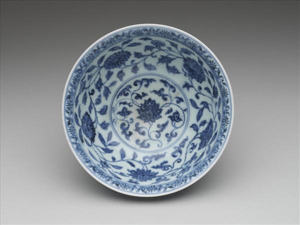 青花纏枝花卉紋碗