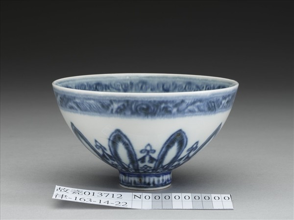 青花幾何花卉紋蓮子碗