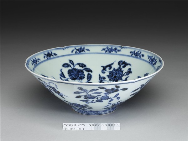青花花果紋葵口碗