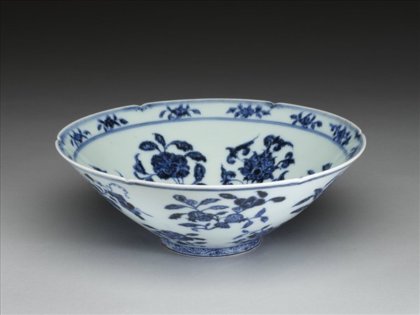 青花花果紋葵口碗
