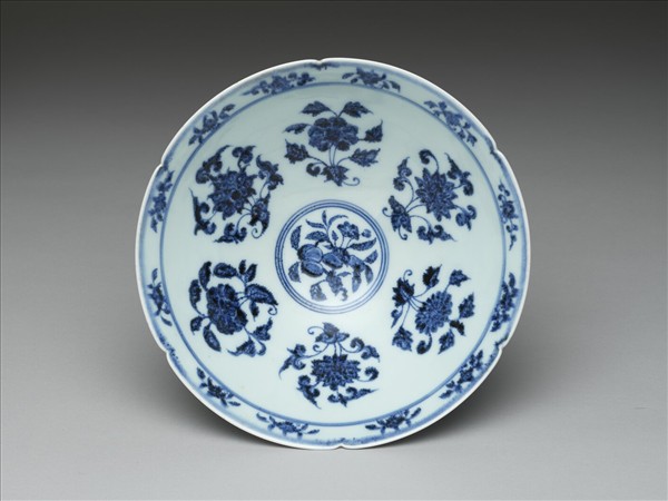 青花花果紋葵口碗