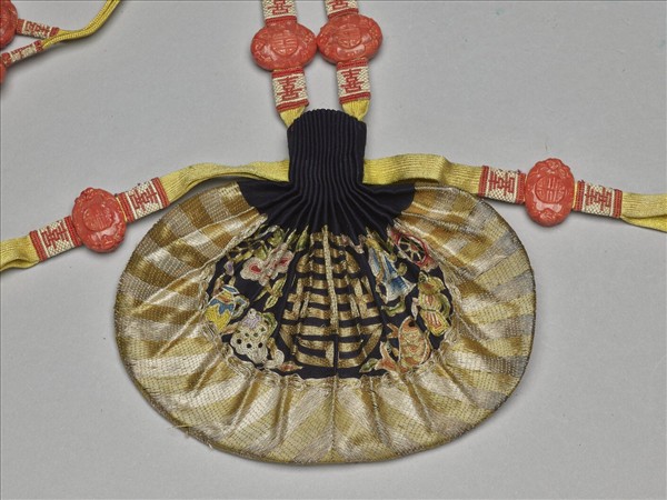 金嵌寶石帶扣朝帶