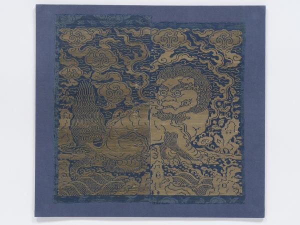 中國 藍地織金獅紋方補