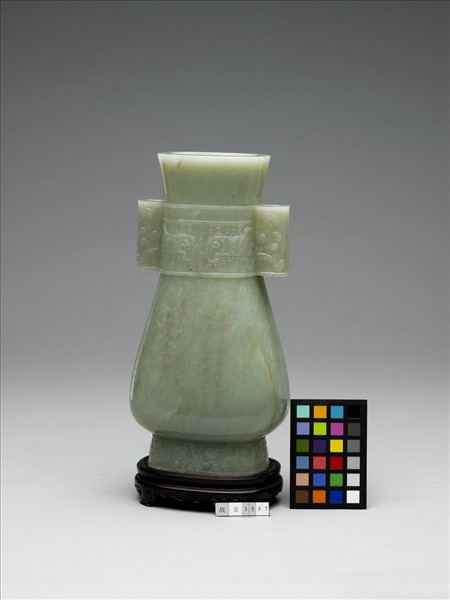 玉獸面紋貫耳壺