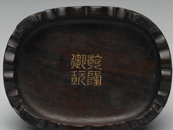 玉獸面紋貫耳壺