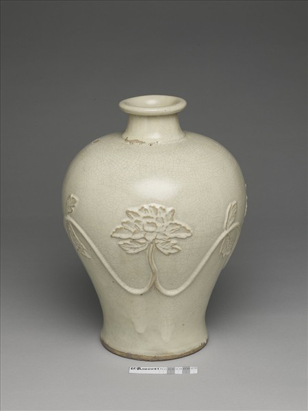 白瓷牡丹紋瓶