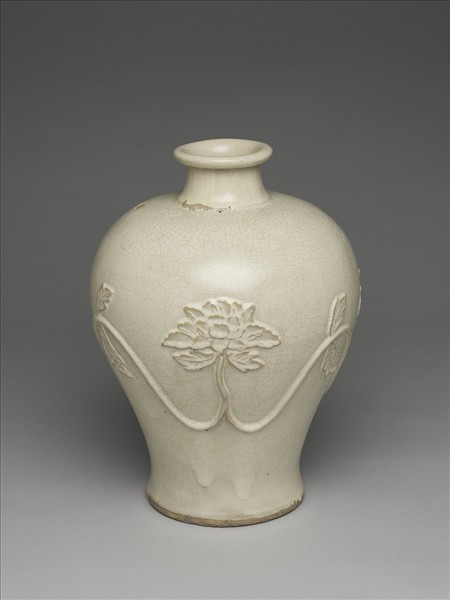白瓷牡丹紋瓶