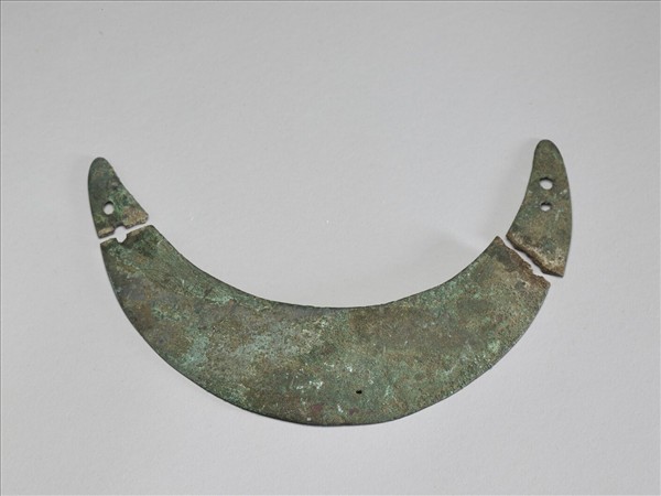 北方式月牙形銅飾件