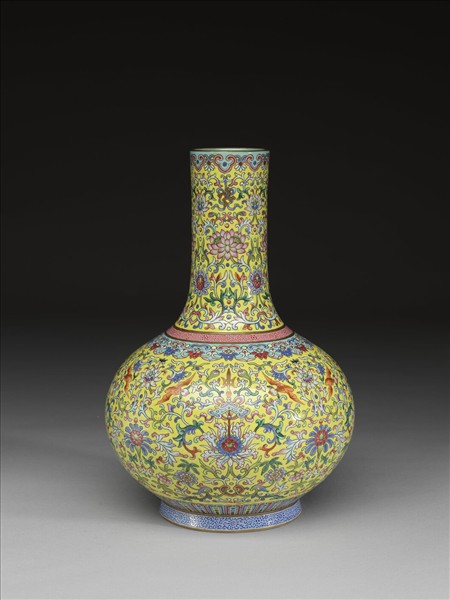 粉彩黃地纏枝花卉紋天球瓶