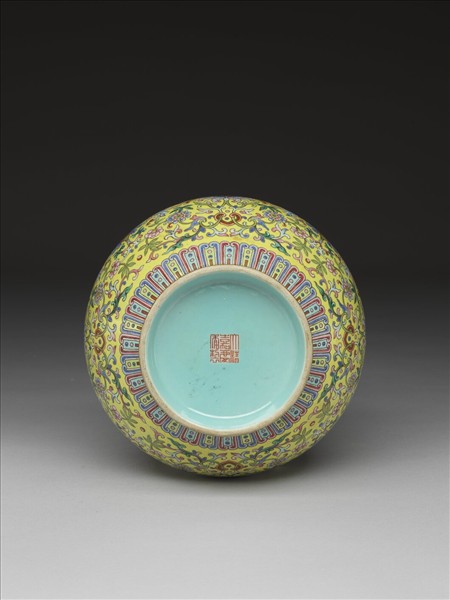 粉彩黃地纏枝花卉紋天球瓶