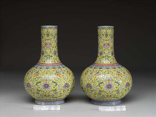 粉彩黃地纏枝花卉紋天球瓶