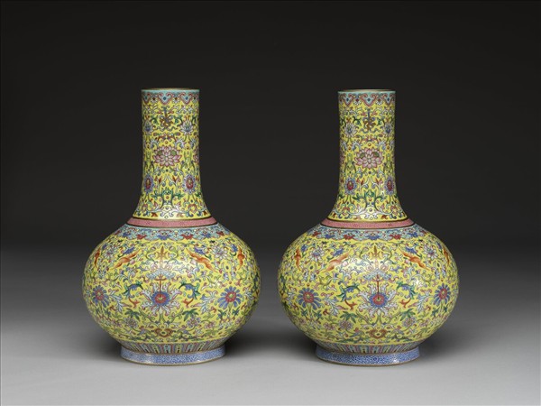 粉彩黃地纏枝花卉紋天球瓶