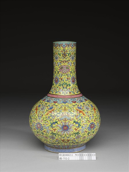 粉彩黃地纏枝花卉紋天球瓶