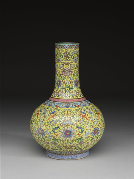 粉彩黃地纏枝花卉紋天球瓶