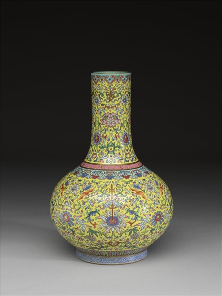 粉彩黃地纏枝花卉紋天球瓶