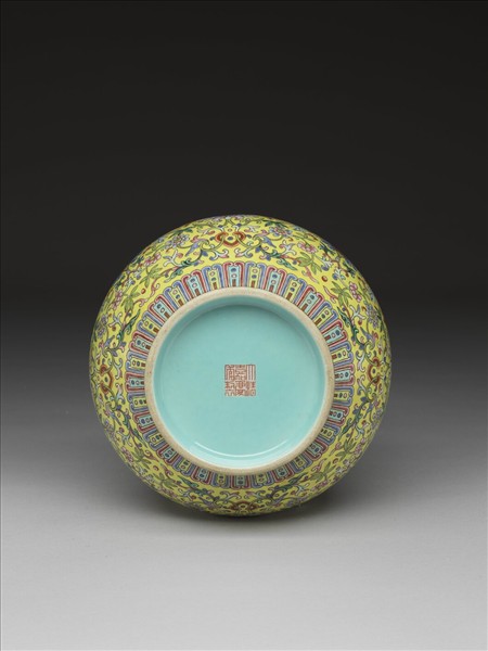 粉彩黃地纏枝花卉紋天球瓶