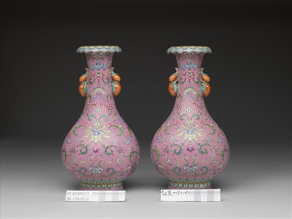 粉彩粉紅地錦上添花番蓮紋花口瓶