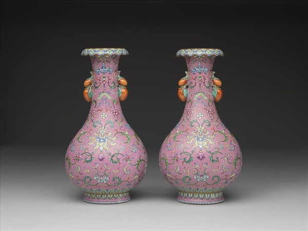 粉彩粉紅地錦上添花番蓮紋花口瓶