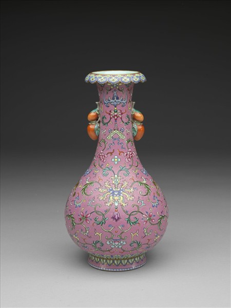 粉彩粉紅地錦上添花番蓮紋花口瓶
