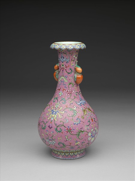 粉彩粉紅地錦上添花番蓮紋花口瓶