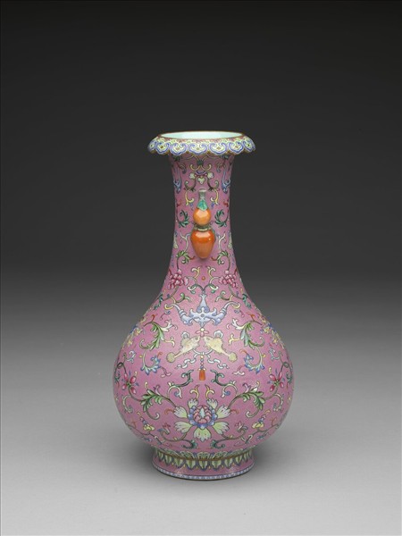 粉彩粉紅地錦上添花番蓮紋花口瓶