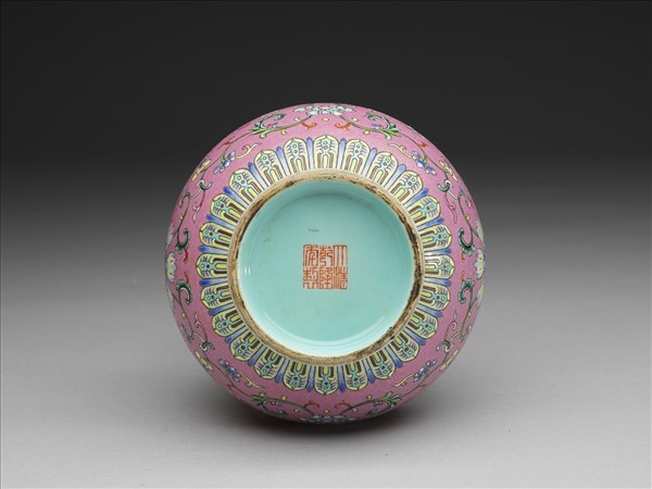 粉彩粉紅地錦上添花番蓮紋花口瓶