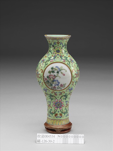 湖綠地粉彩開光花卉紋轎瓶